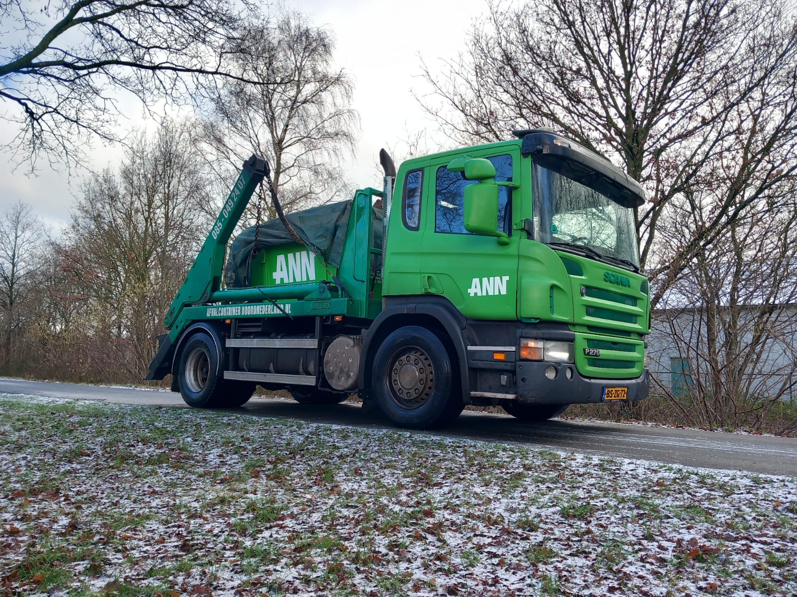 Portaalvrachtwagen-bouw-en-sloopafval-recycling